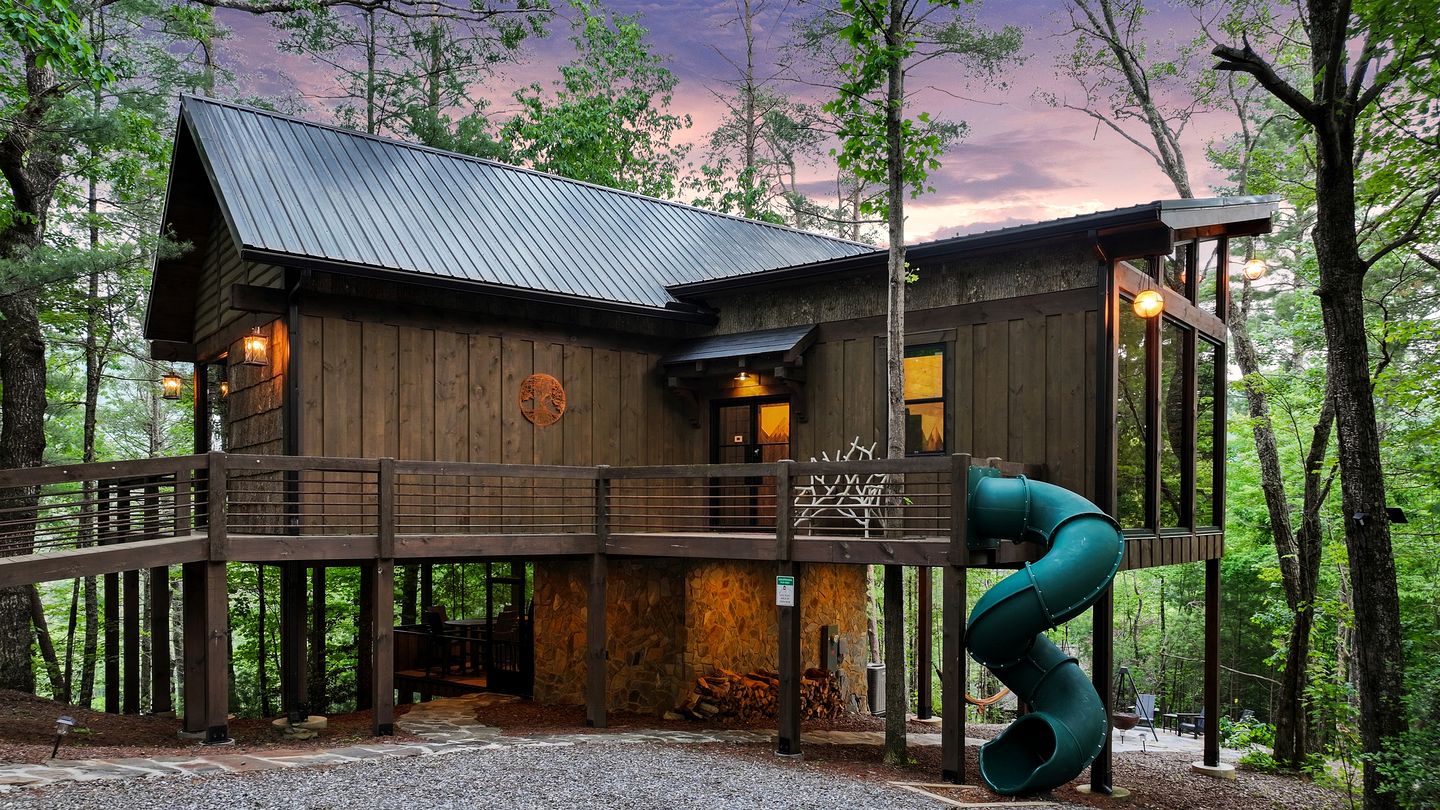 Enormous Cabin Luxury Interior and Game Room in Cherry Log, Georgia
