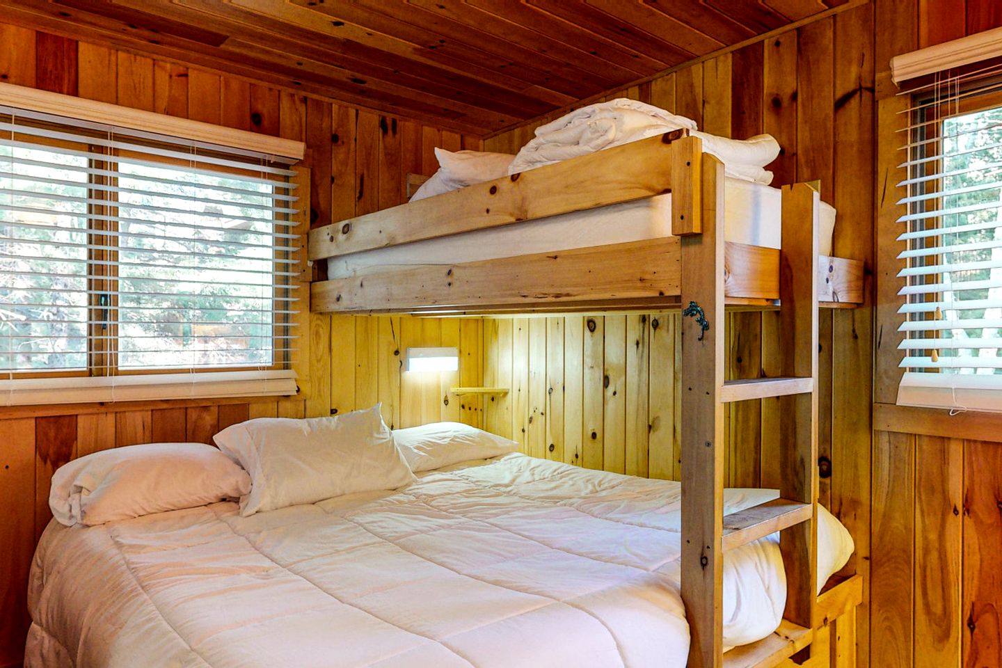 Enormous Lake Cabin Ideal for Large Groups in Maine