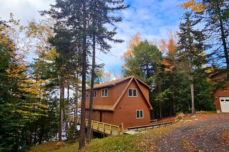 Enormous Lake Cabin Ideal for Large Groups in Maine