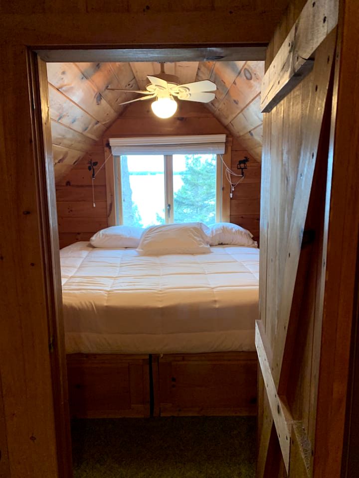 Enormous Lake Cabin Ideal for Large Groups in Maine