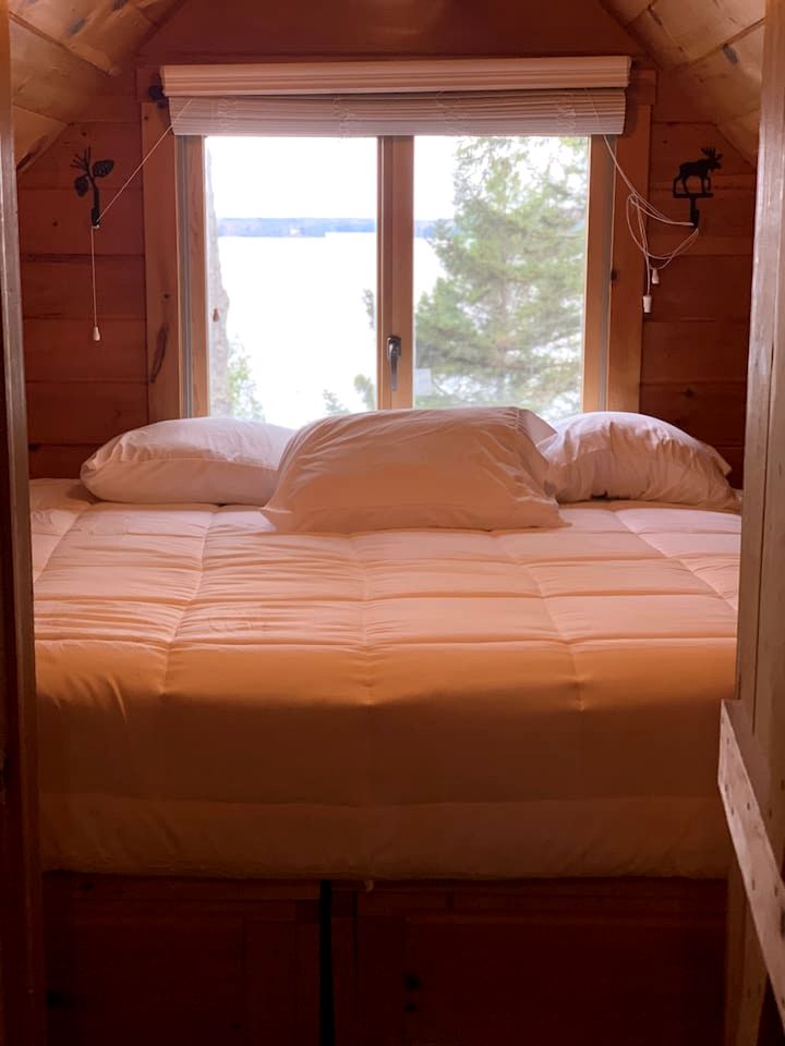 Enormous Lake Cabin Ideal for Large Groups in Maine