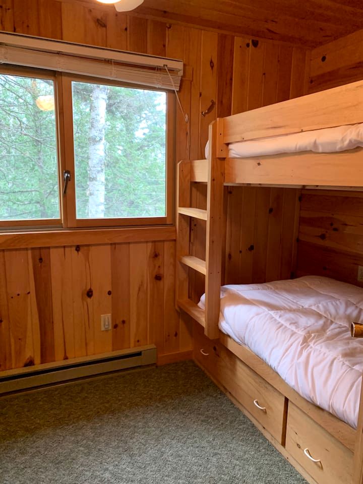 Enormous Lake Cabin Ideal for Large Groups in Maine