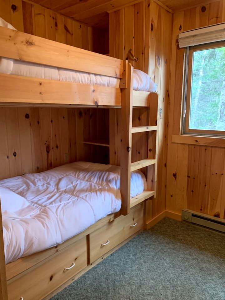 Enormous Lake Cabin Ideal for Large Groups in Maine