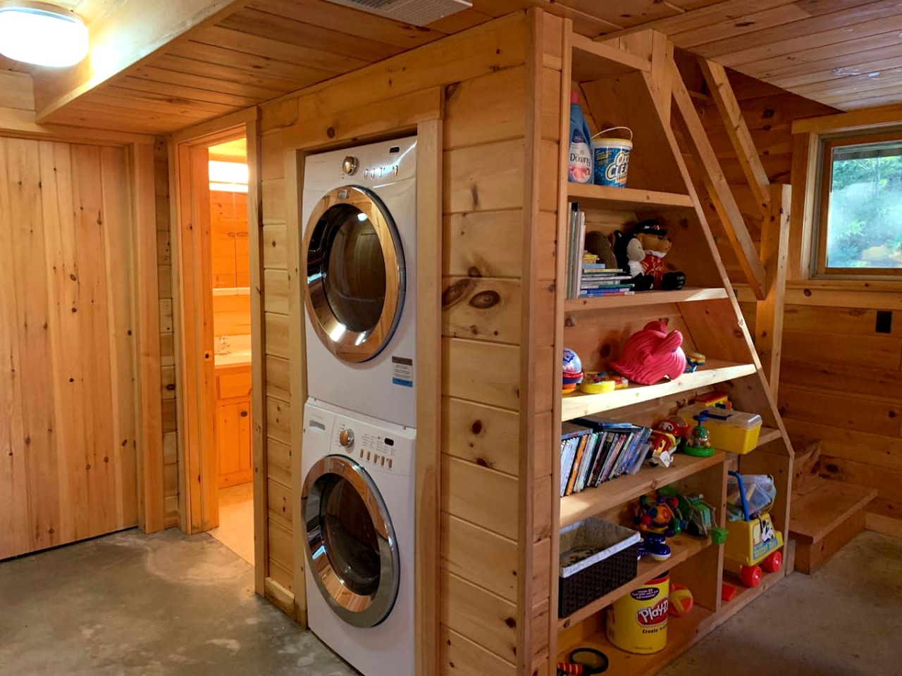 Enormous Lake Cabin Ideal for Large Groups in Maine