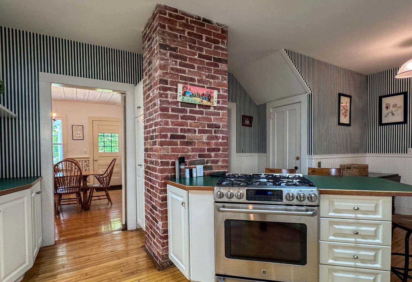 Enormous Spacious Cabin with Jacuzzi Perfect for Groups in New Hampshire