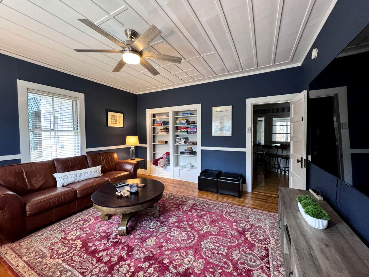 Enormous Spacious Cabin with Jacuzzi Perfect for Groups in New Hampshire