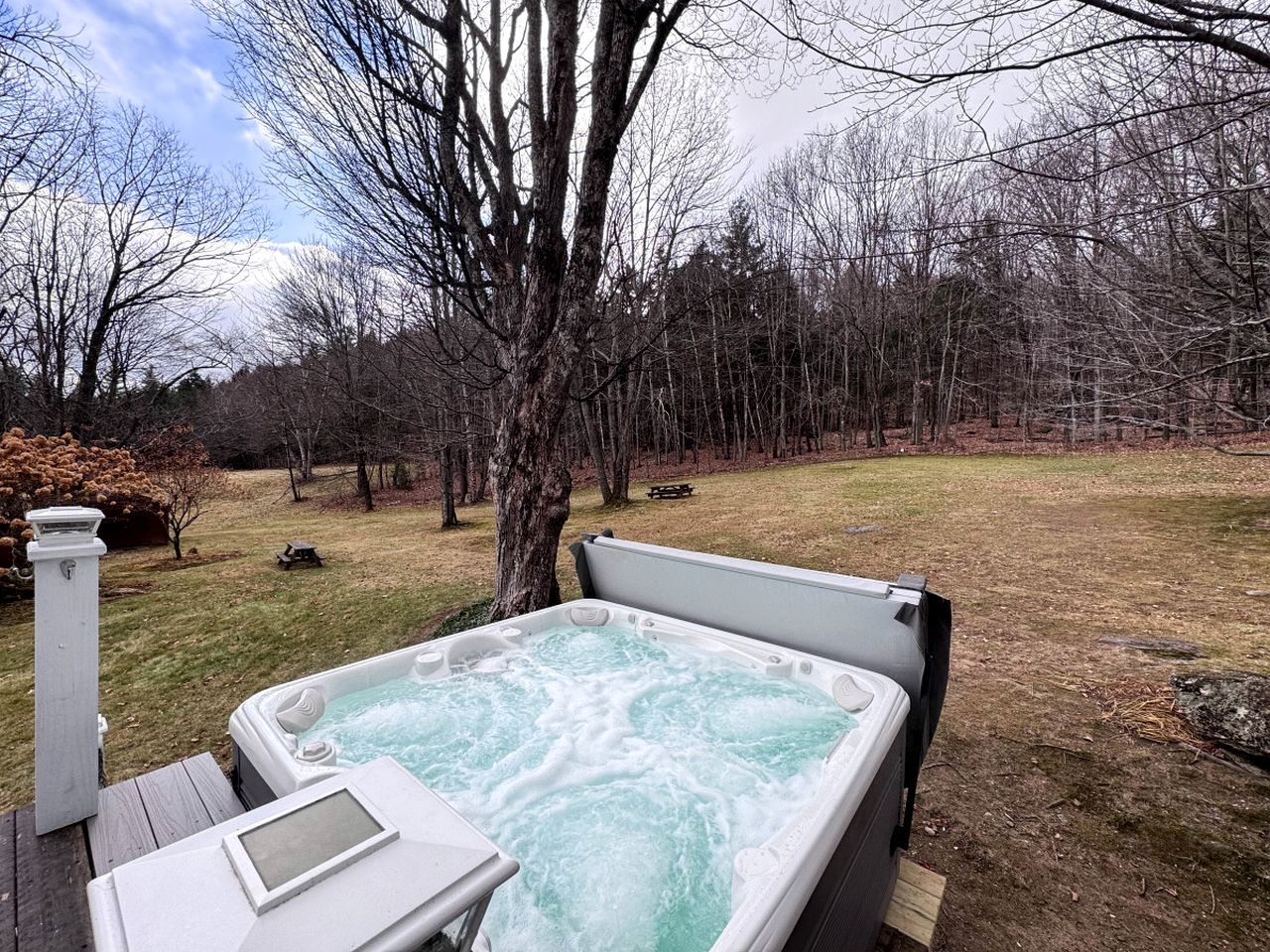 Enormous Spacious Cabin with Jacuzzi Perfect for Groups in New Hampshire