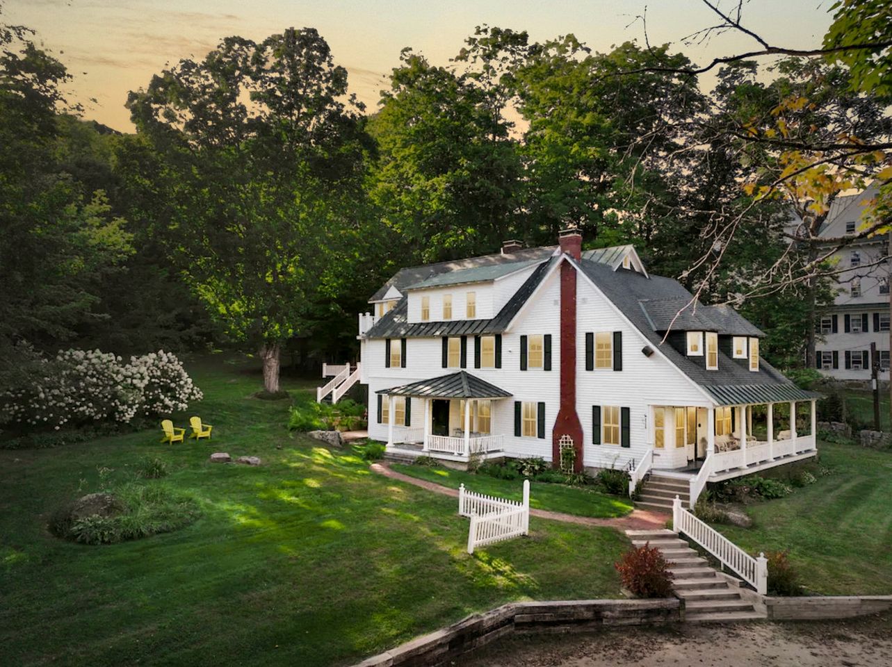 Enormous Spacious Cabin with Jacuzzi Perfect for Groups in New Hampshire