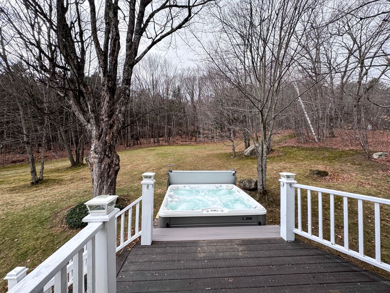 Enormous Spacious Cabin with Jacuzzi Perfect for Groups in New Hampshire