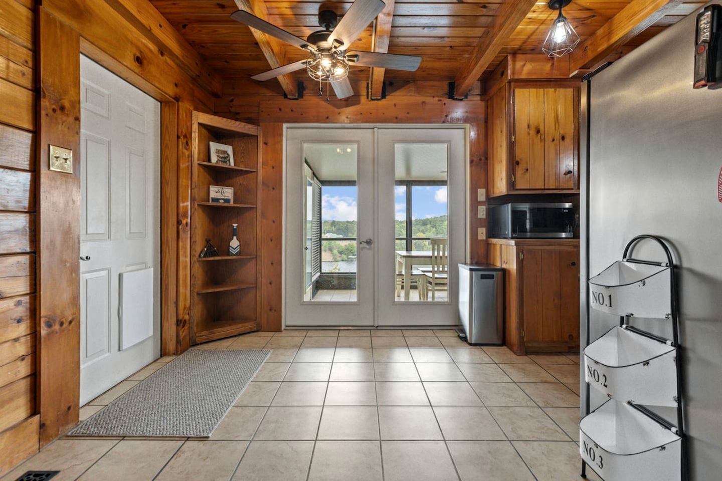 Enormous Waterfront Cabin with Hot-Tub Loaded with Kayaks in Arkansas