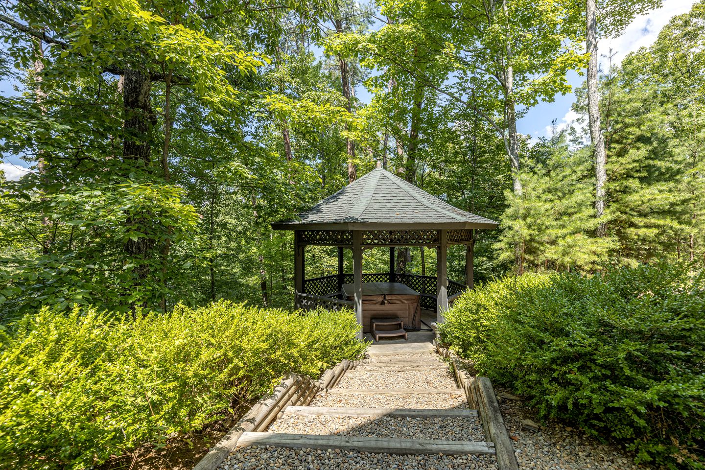 Enormous Cabin Perfect for Groups with Game Room and Hot-Tub in Pigeon Forge, Tennessee