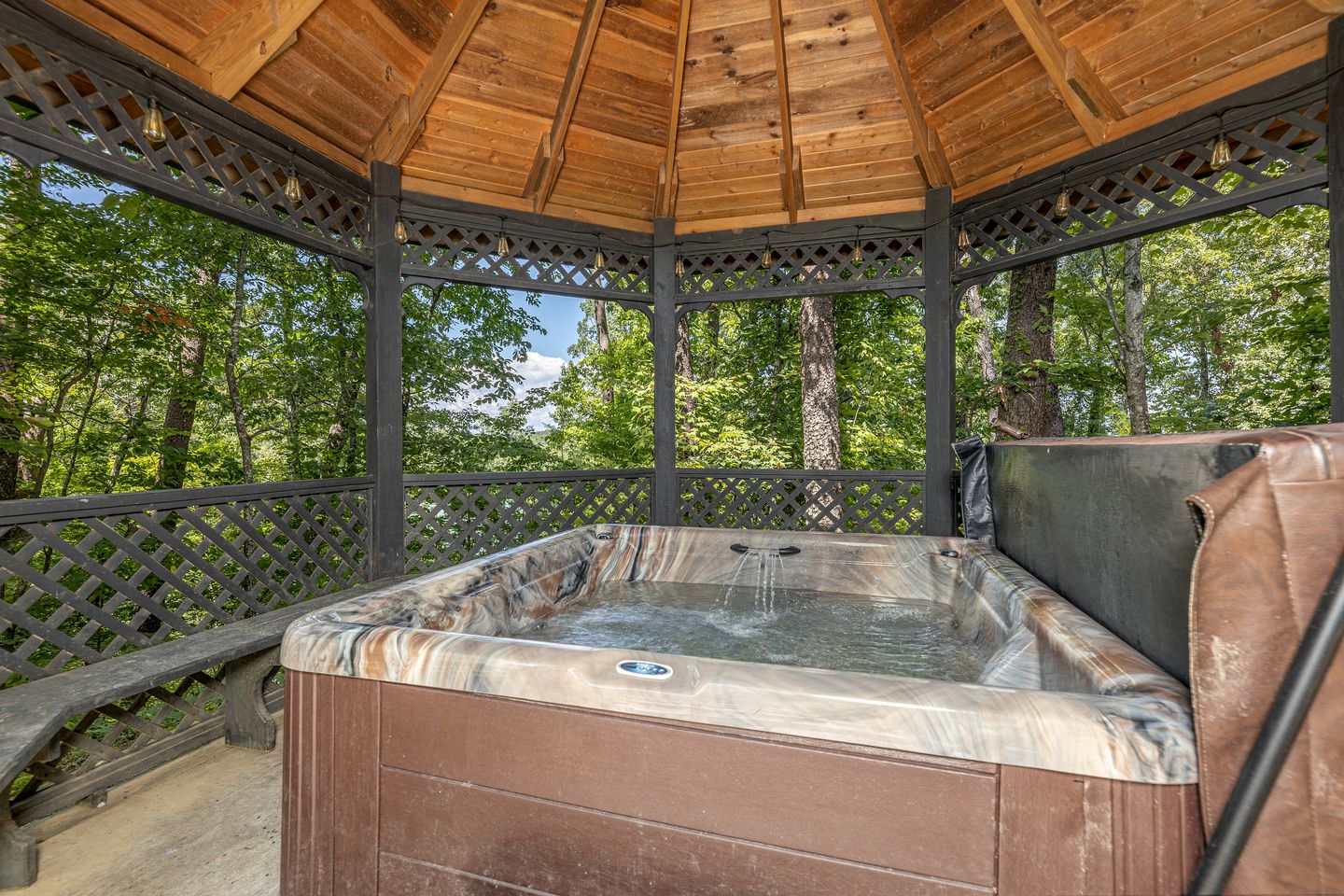 Enormous Cabin Perfect for Groups with Game Room and Hot-Tub in Pigeon Forge, Tennessee