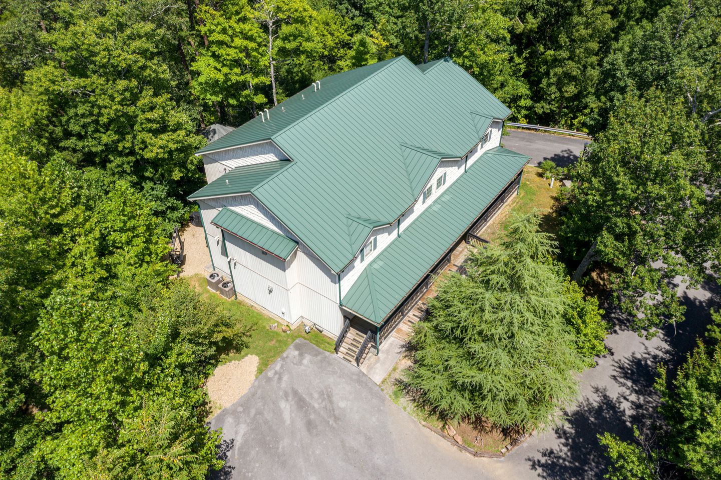 Enormous Cabin Perfect for Groups with Game Room and Hot-Tub in Pigeon Forge, Tennessee