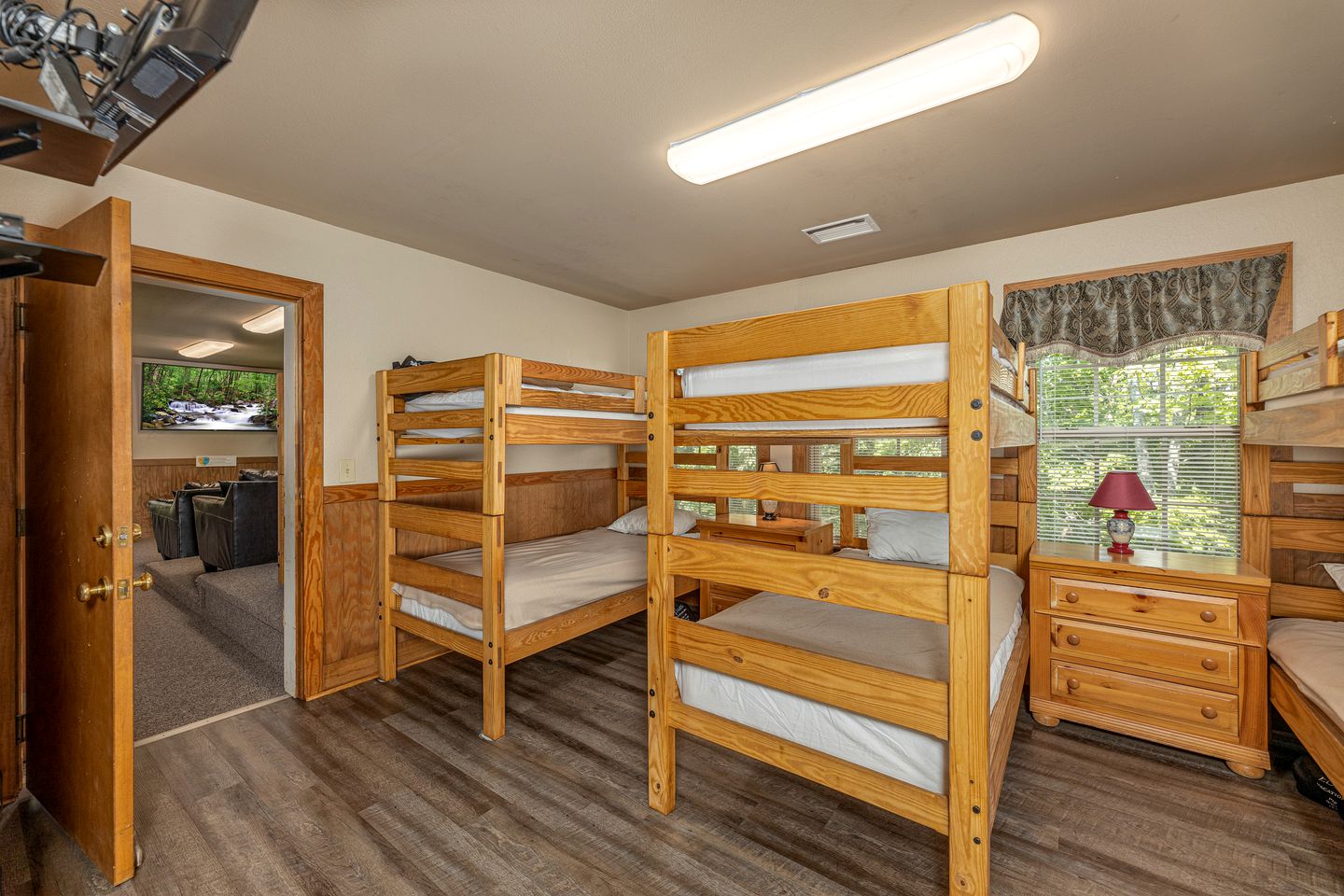 Enormous Cabin Perfect for Groups with Game Room and Hot-Tub in Pigeon Forge, Tennessee