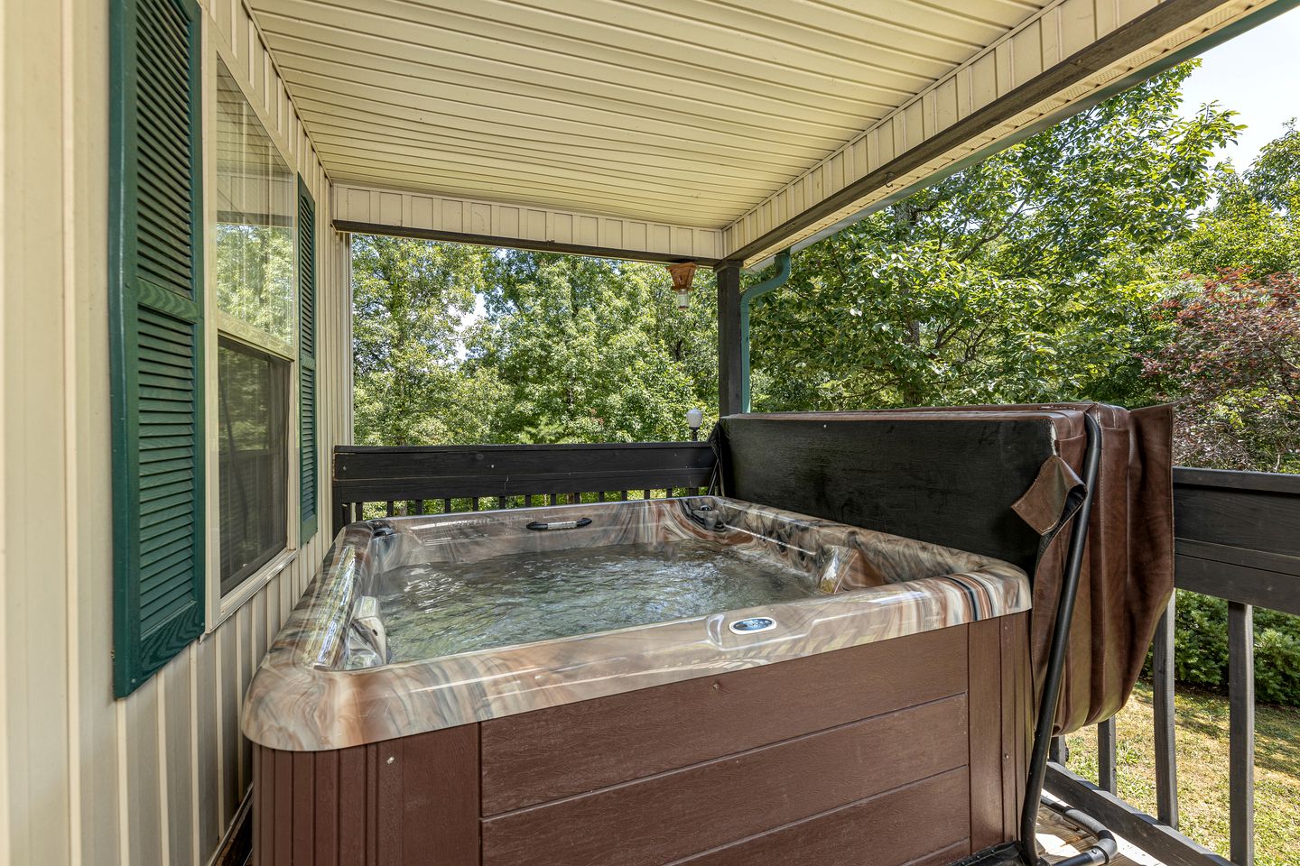 Enormous Cabin Perfect for Groups with Game Room and Hot-Tub in Pigeon Forge, Tennessee