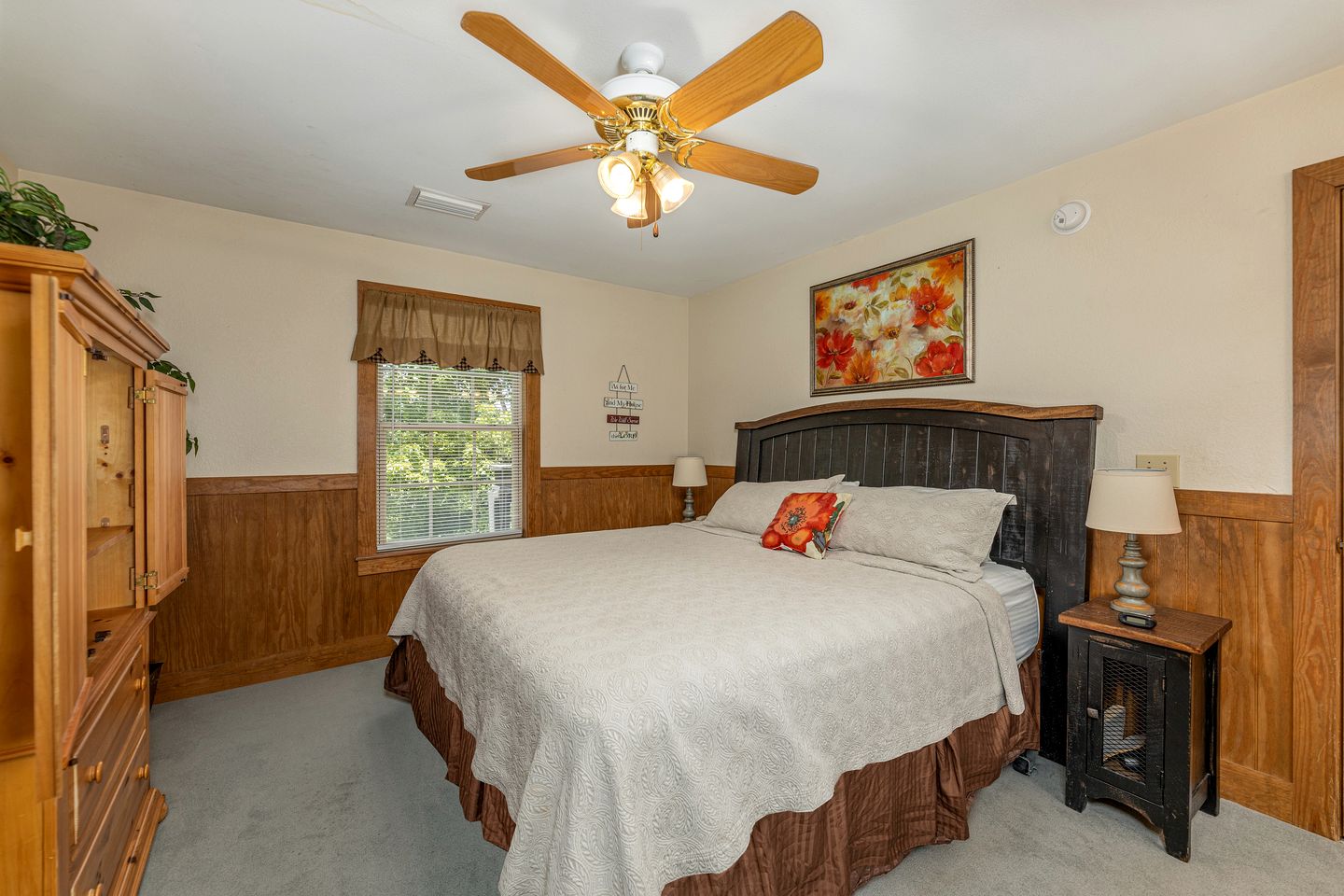 Enormous Cabin Perfect for Groups with Game Room and Hot-Tub in Pigeon Forge, Tennessee