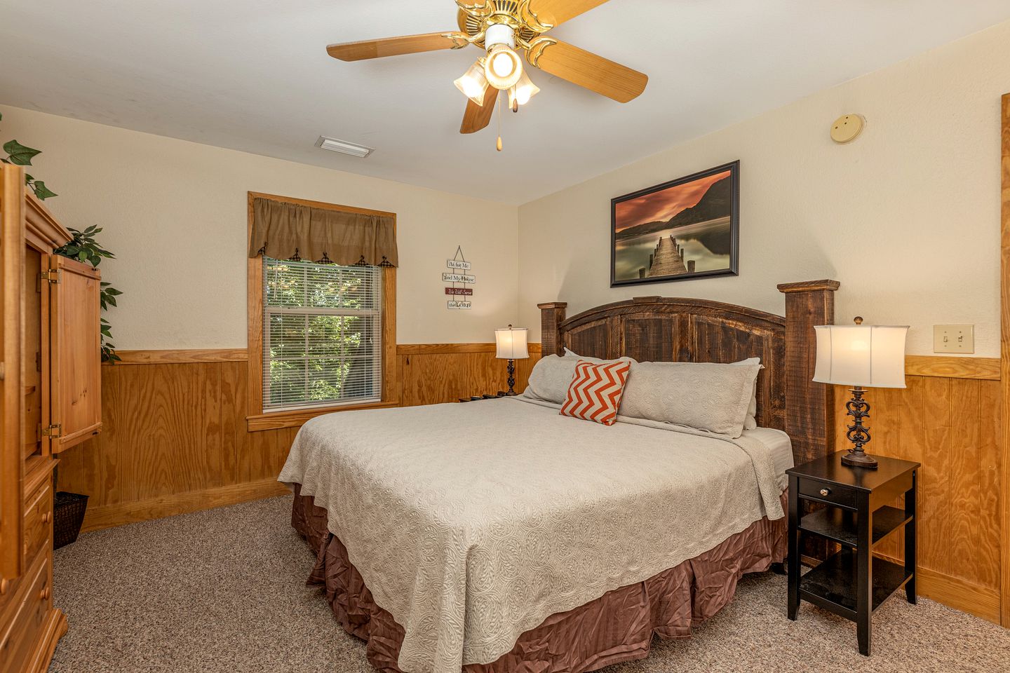 Enormous Cabin Perfect for Groups with Game Room and Hot-Tub in Pigeon Forge, Tennessee