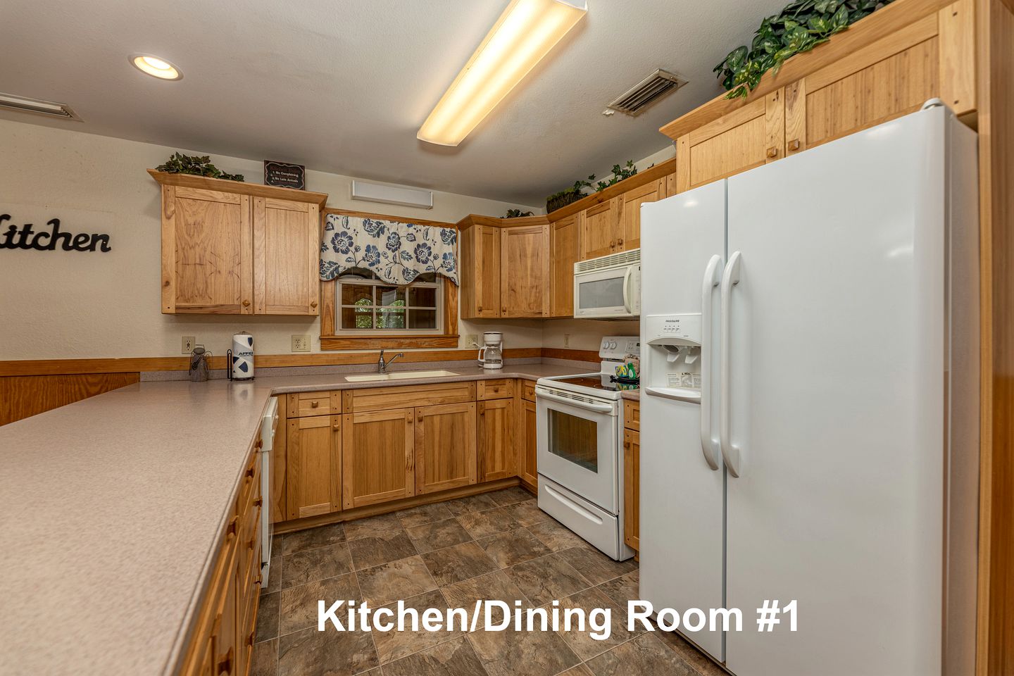 Enormous Cabin Perfect for Groups with Game Room and Hot-Tub in Pigeon Forge, Tennessee