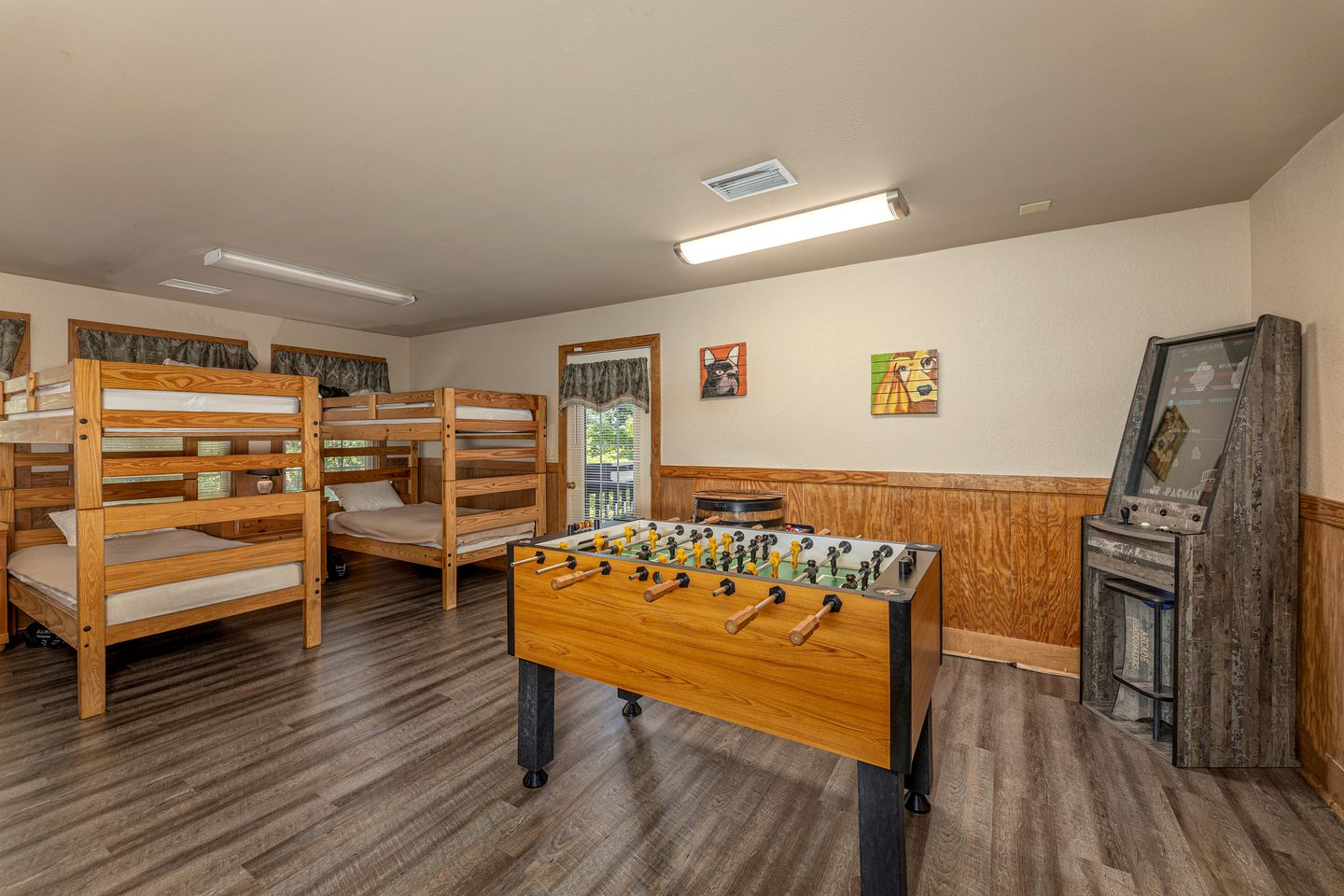 Enormous Cabin Perfect for Groups with Game Room and Hot-Tub in Pigeon Forge, Tennessee