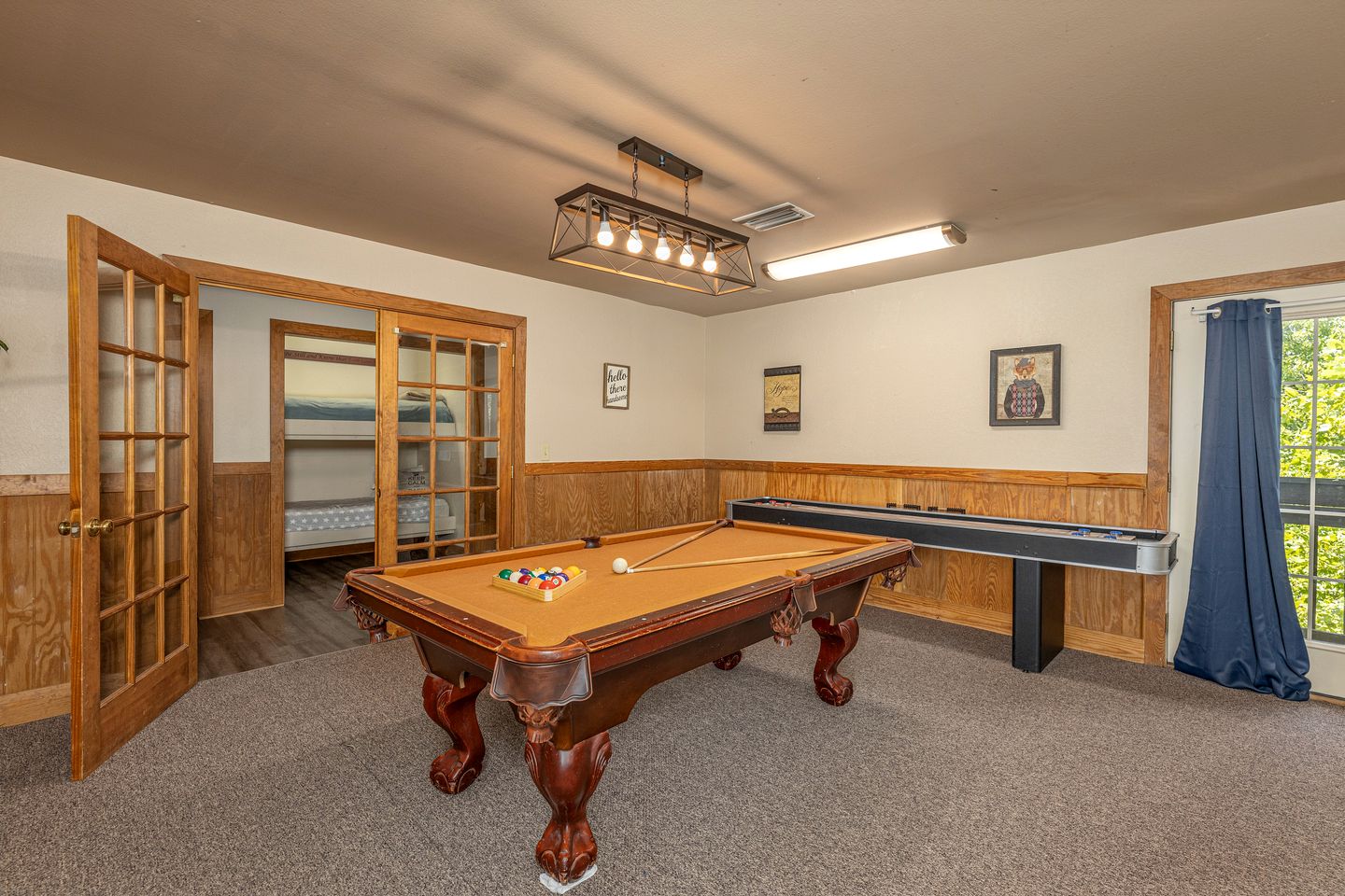 Enormous Cabin Perfect for Groups with Game Room and Hot-Tub in Pigeon Forge, Tennessee