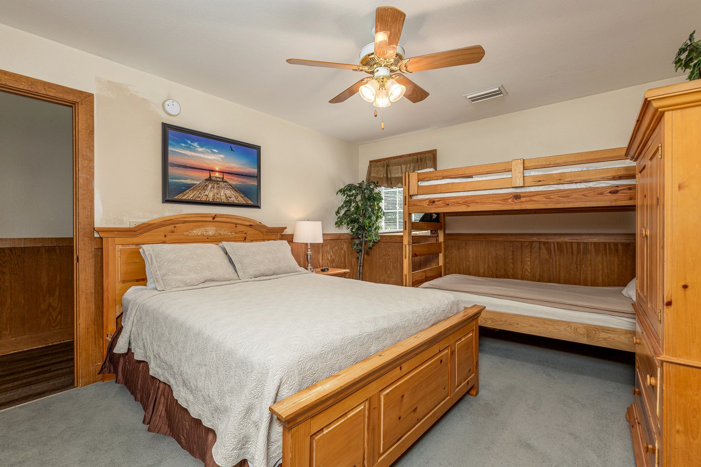 Enormous Cabin Perfect for Groups with Game Room and Hot-Tub in Pigeon Forge, Tennessee