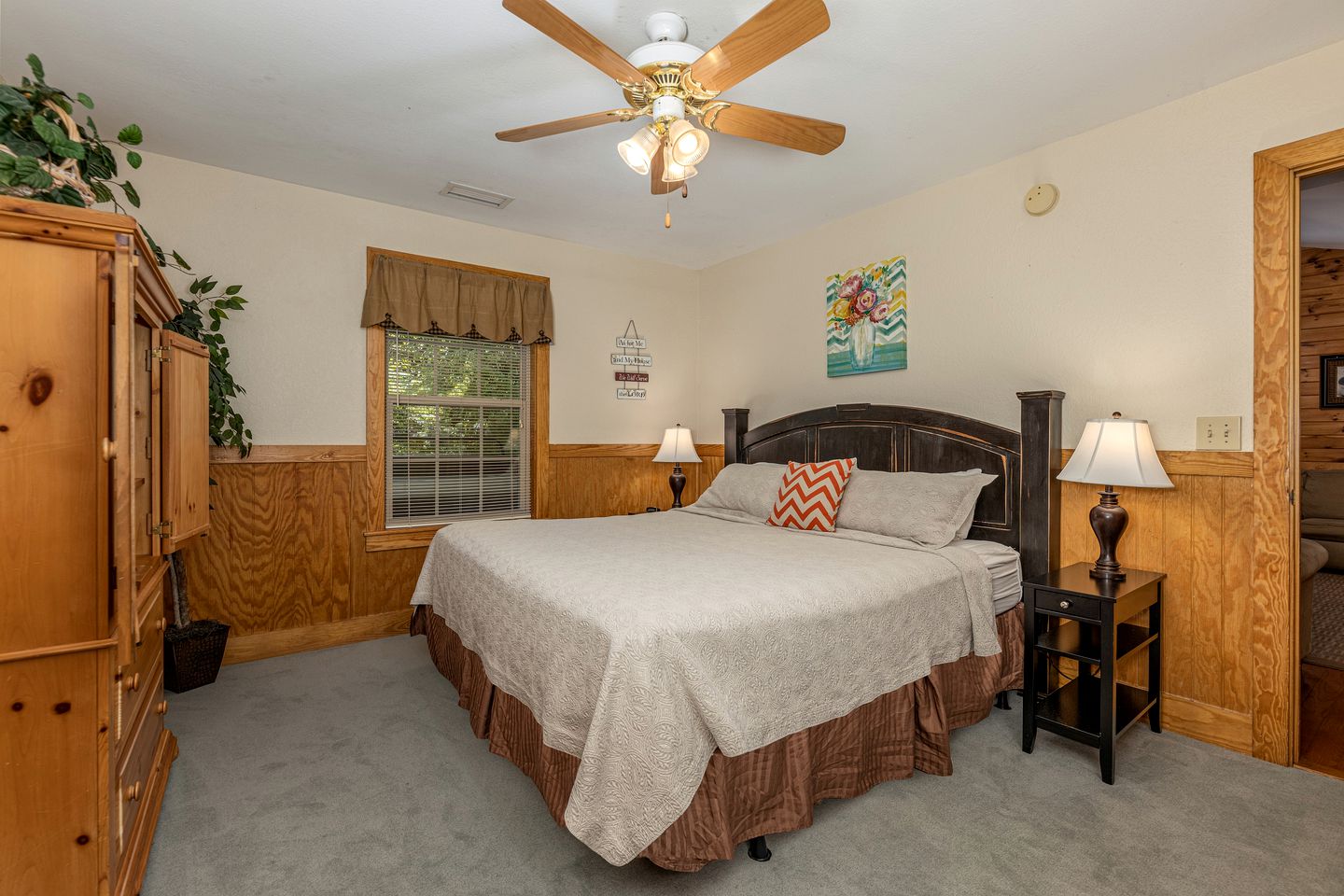 Enormous Cabin Perfect for Groups with Game Room and Hot-Tub in Pigeon Forge, Tennessee