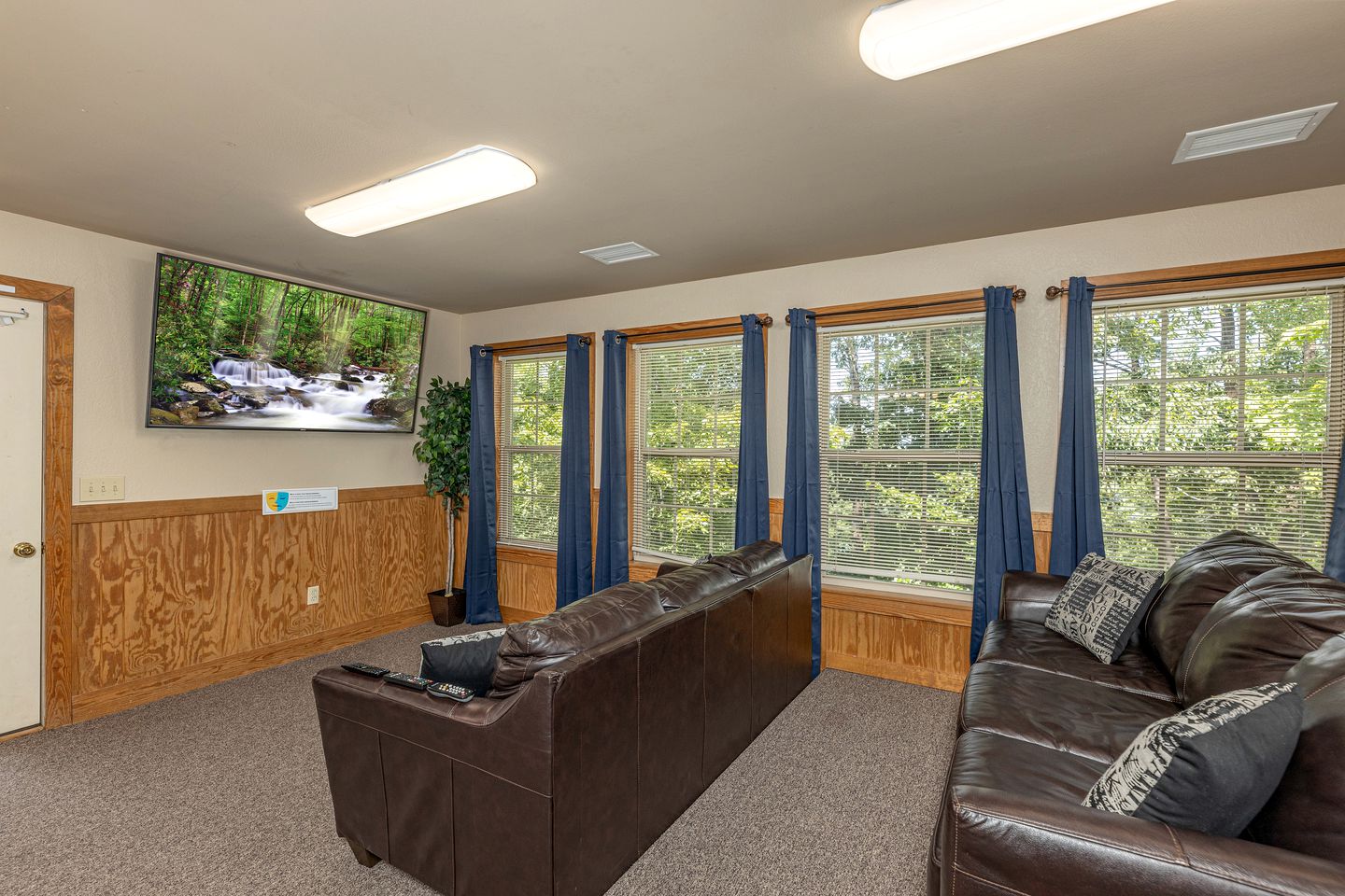 Enormous Cabin Perfect for Groups with Game Room and Hot-Tub in Pigeon Forge, Tennessee