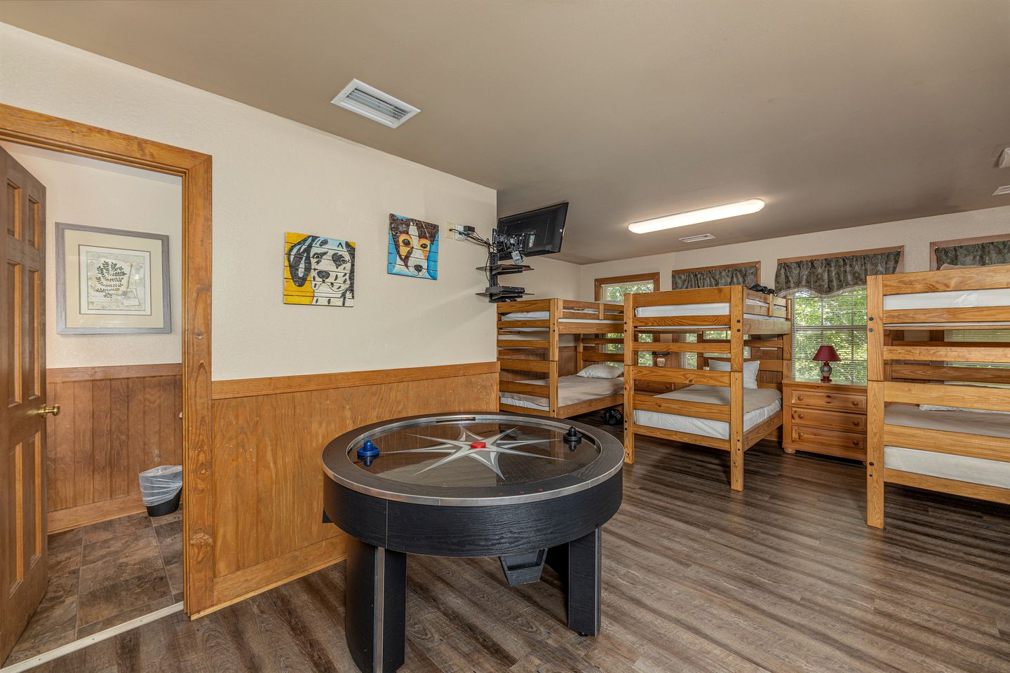 Enormous Cabin Perfect for Groups with Game Room and Hot-Tub in Pigeon Forge, Tennessee