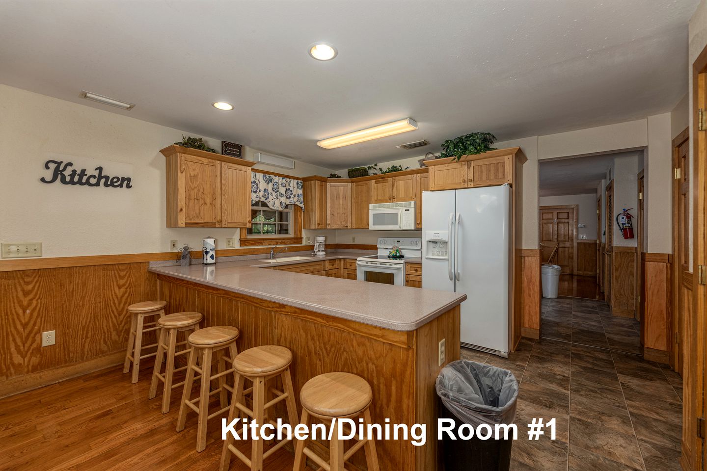 Enormous Cabin Perfect for Groups with Game Room and Hot-Tub in Pigeon Forge, Tennessee