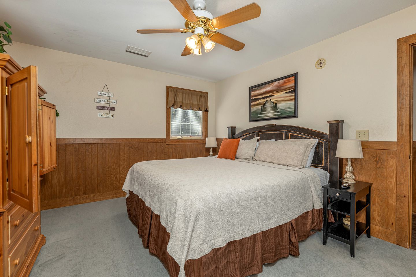 Enormous Cabin Perfect for Groups with Game Room and Hot-Tub in Pigeon Forge, Tennessee