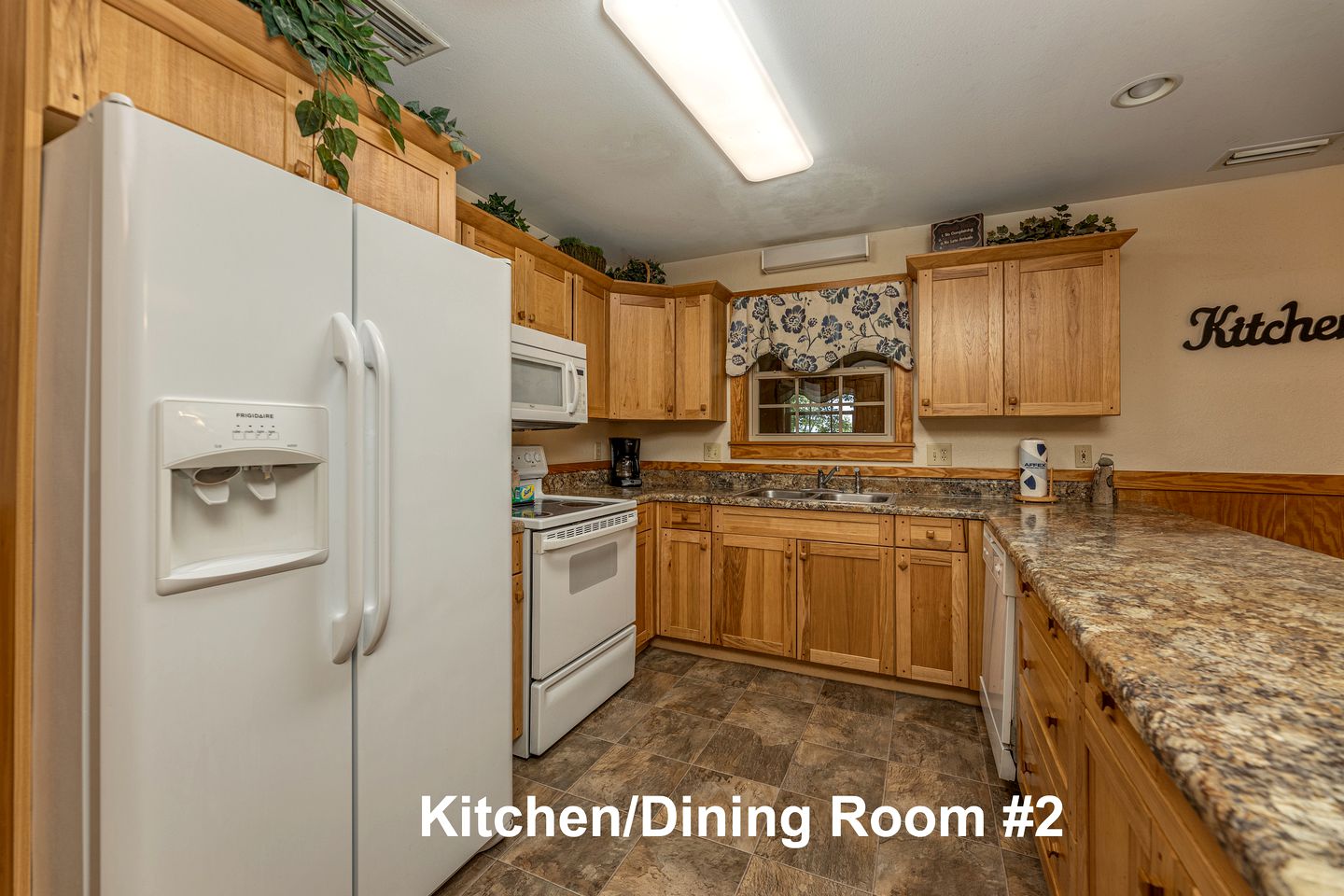 Enormous Cabin Perfect for Groups with Game Room and Hot-Tub in Pigeon Forge, Tennessee