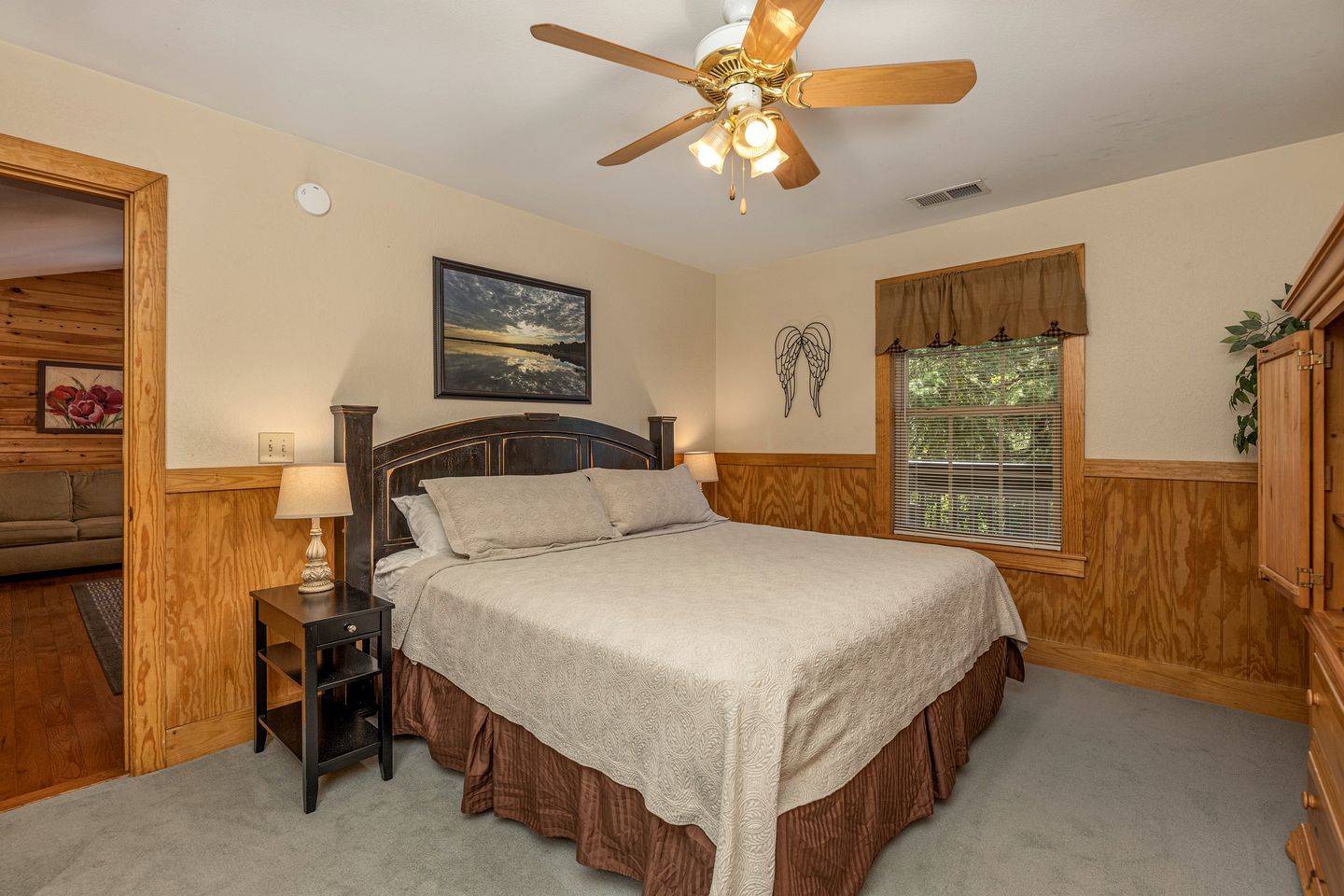 Enormous Cabin Perfect for Groups with Game Room and Hot-Tub in Pigeon Forge, Tennessee