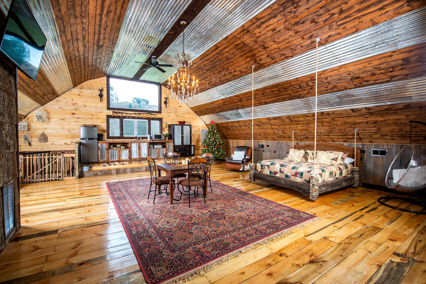 Wonderful Barn with Hot-tub and Petting Zoo in Sugar Grove, North Carolina