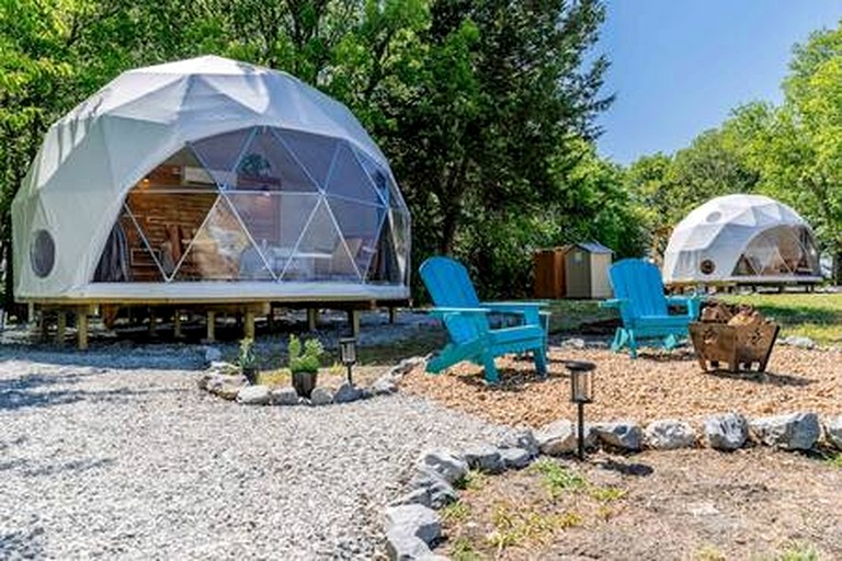 Peaceful Luxury Glamping Domes with Stargazing & Farm Retreat near Lake Access in Wolfe City, Texas