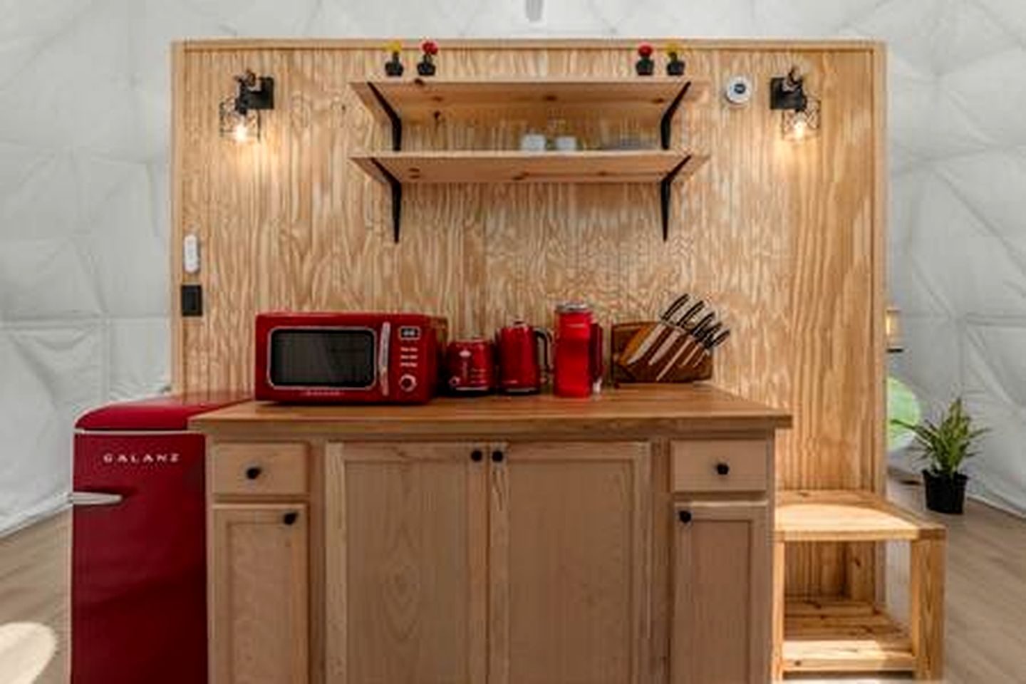 Peaceful Luxury Glamping Domes with Stargazing & Farm Retreat near Lake Access in Wolfe City, Texas