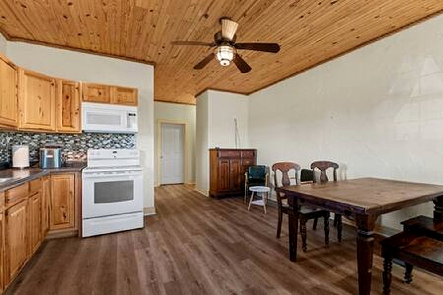 Peaceful Luxury Glamping Domes with Stargazing & Farm Retreat near Lake Access in Wolfe City, Texas