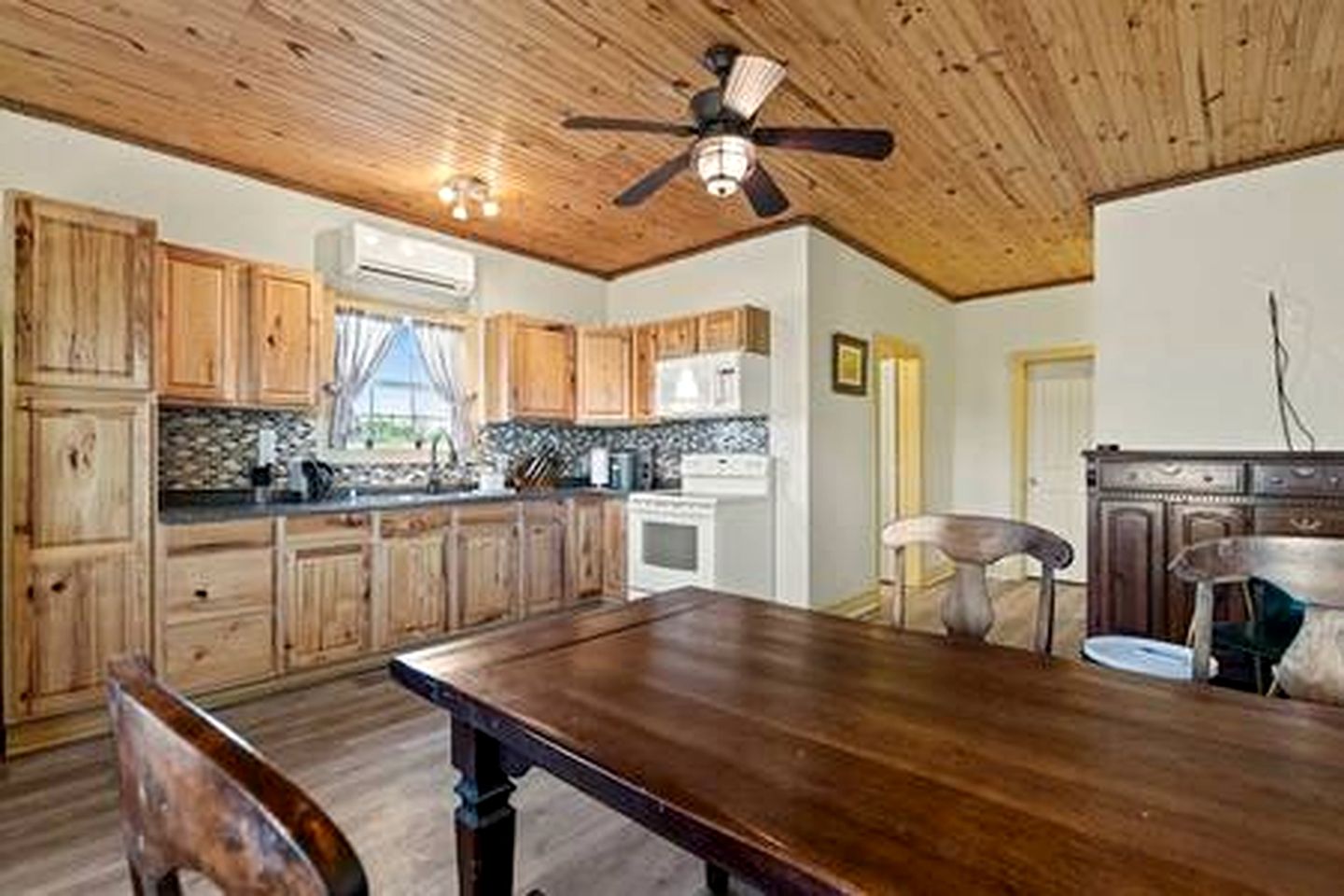 Peaceful Luxury Glamping Domes with Stargazing & Farm Retreat near Lake Access in Wolfe City, Texas