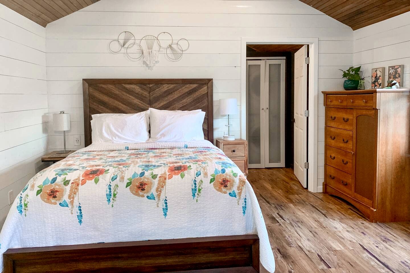 Entire Three Cabins Property Perfect for Big Groups in Marion, Illinois