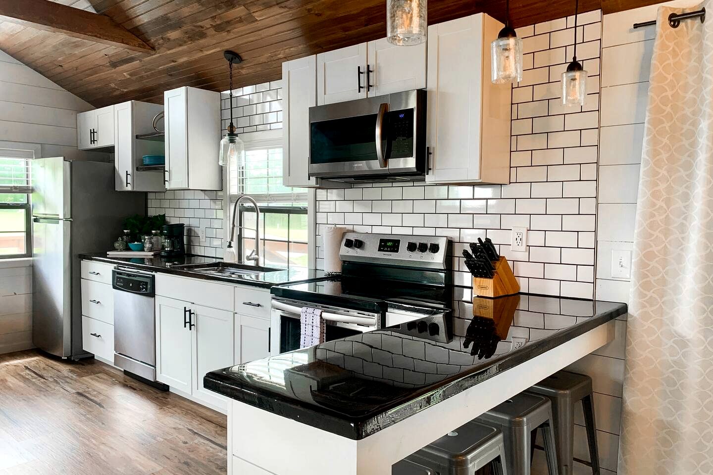 Entire Three Cabins Property Perfect for Big Groups in Marion, Illinois