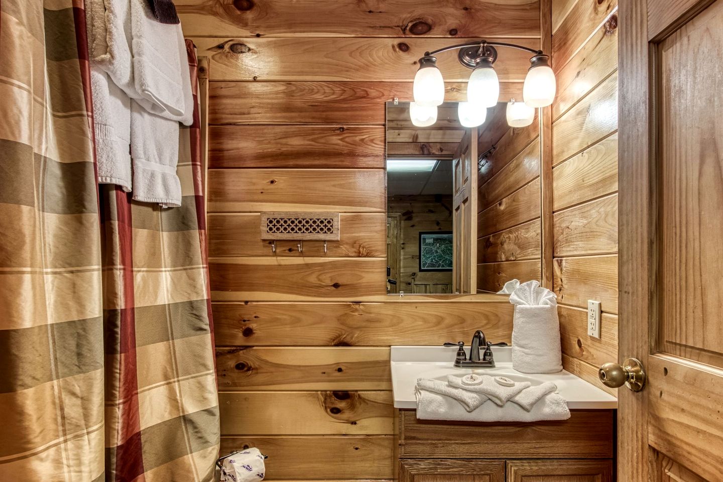 Group Cabin with Game Room and Theater Space in Pigeon Forge, Tennessee