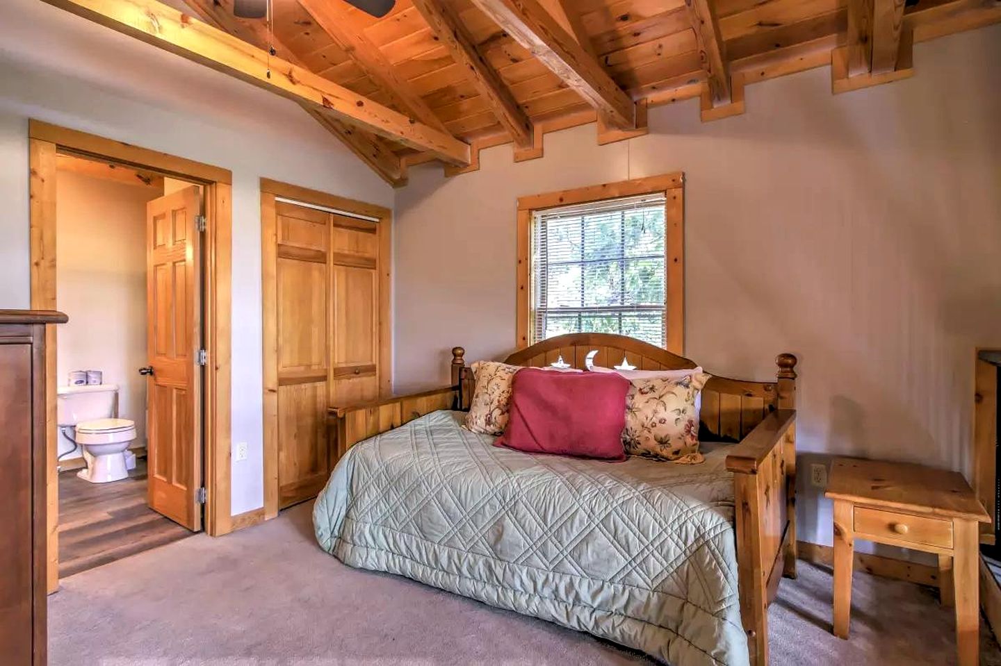 Charming Cabin in Pigeon Forge, For Unforgettable Group Glamping Escapes to Tennessee
