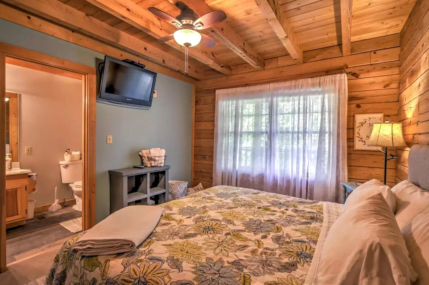 Charming Cabin in Pigeon Forge, For Unforgettable Group Glamping Escapes to Tennessee