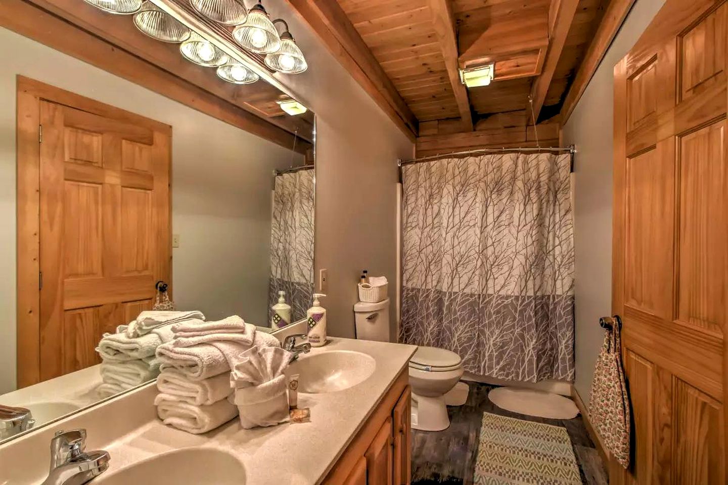 Charming Cabin in Pigeon Forge, For Unforgettable Group Glamping Escapes to Tennessee