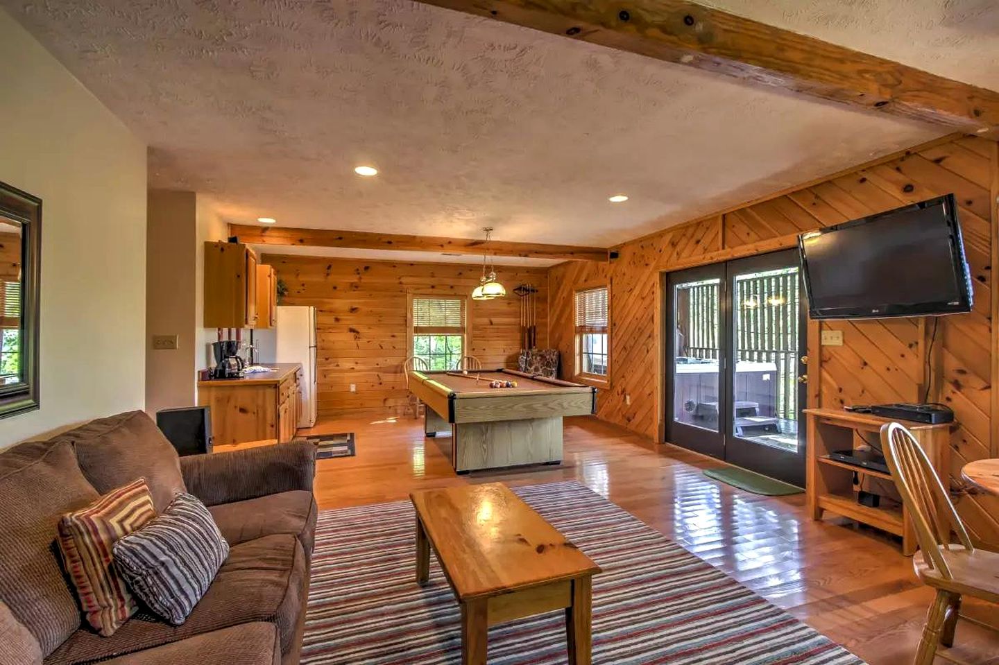 Charming Cabin in Pigeon Forge, For Unforgettable Group Glamping Escapes to Tennessee