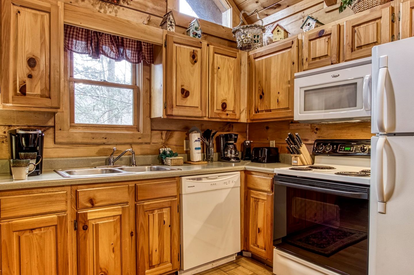 Cozy Family Cabin with Hot Tub and Games Room near the Smokies in Pigeon Forge, Tennessee