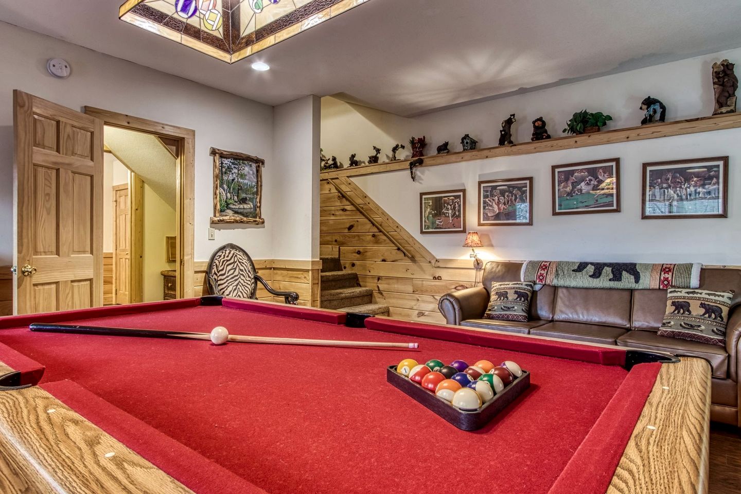 Cozy Family Cabin with Hot Tub and Games Room near the Smokies in Pigeon Forge, Tennessee