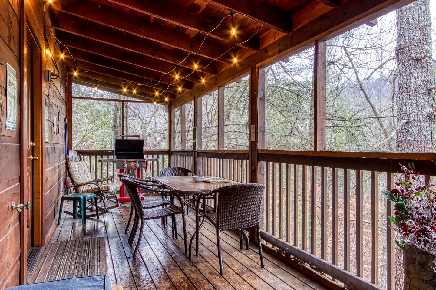 Cozy Family Cabin with Hot Tub and Games Room near the Smokies in Pigeon Forge, Tennessee