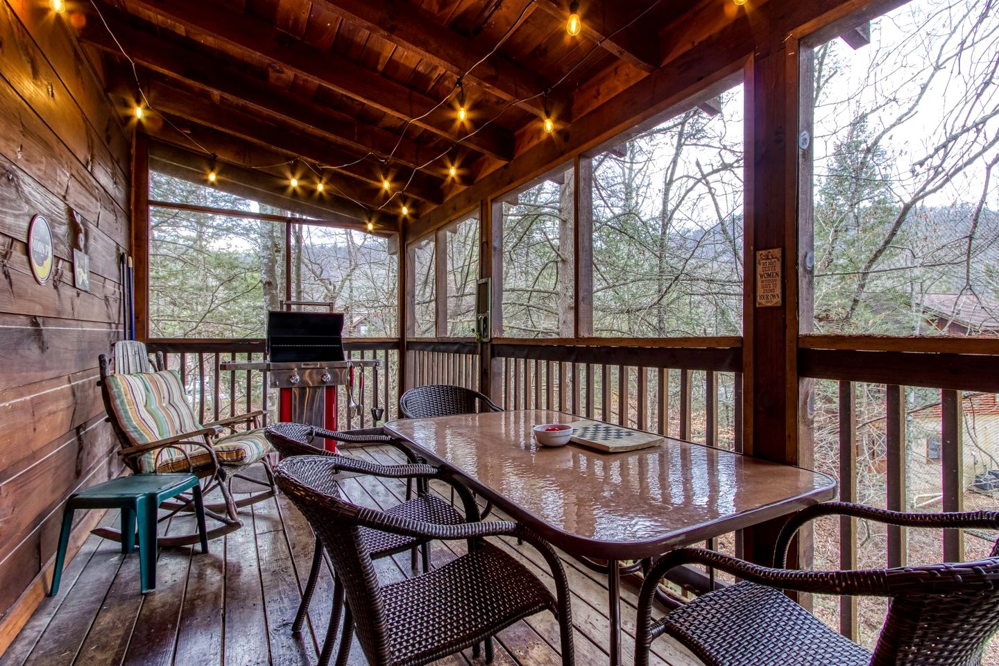 Cozy Family Cabin with Hot Tub and Games Room near the Smokies in Pigeon Forge, Tennessee