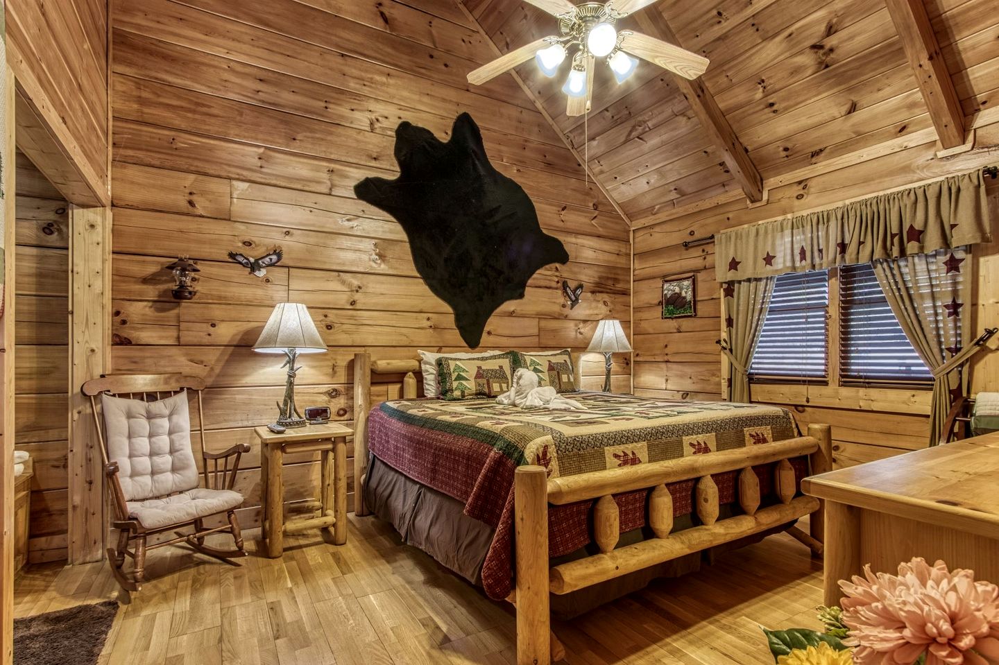Cozy Family Cabin with Hot Tub and Games Room near the Smokies in Pigeon Forge, Tennessee