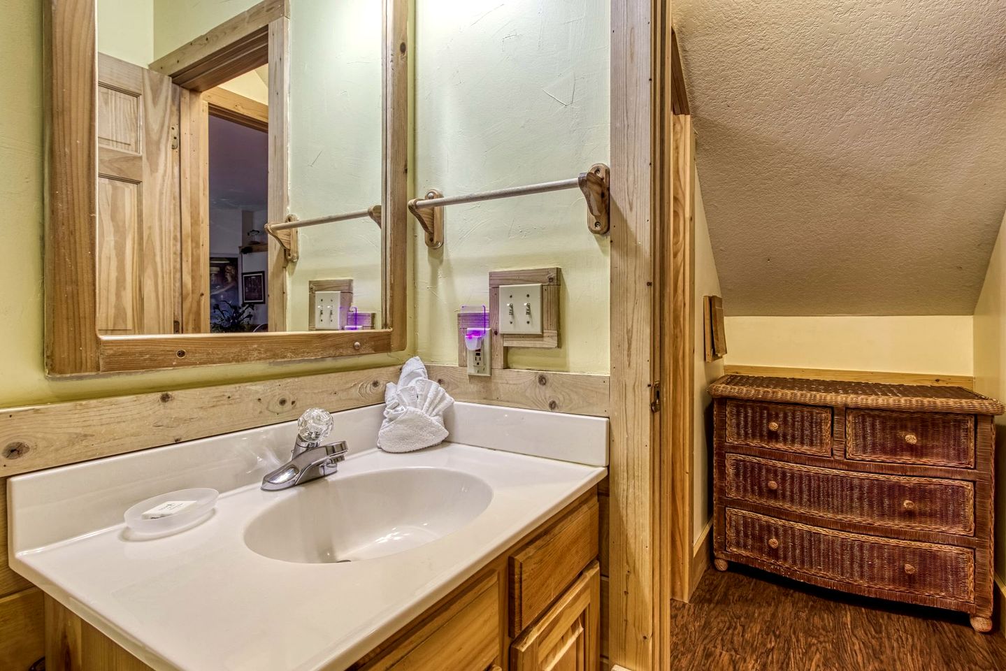 Cozy Family Cabin with Hot Tub and Games Room near the Smokies in Pigeon Forge, Tennessee